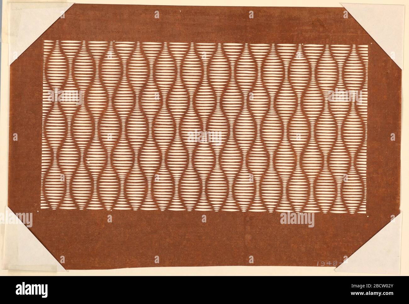 Aufsteigendes Steam Motif. Die Forschung im ProgressRising Steam (Totewaku) zeigt sich als welliges Wellendesign, bildet sogar Lücken und Räume. Dünne horizontale Linien werden herausgeschnitten, um mehr Textur zu erzeugen. Aufsteigendes Steam Motif Stockfoto