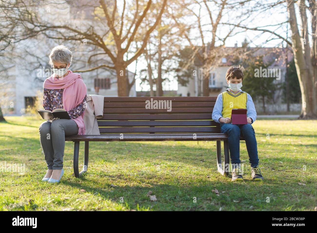 Großmutter und Enkel trennten sich durch soziale Distanzierung Stockfoto