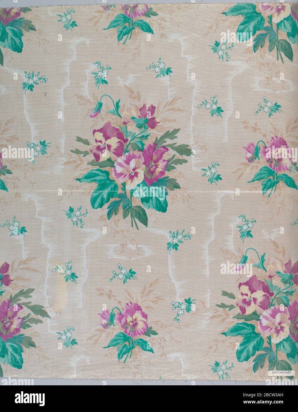 Textil. Forschung in ProgressGround dekoriert, von Molette, in tiefcremefarbenen horizontalen Linien mit Bereichen mit weißem Moiré-Effekt. Muster von natürlichen Pansy-Clustern in rötlichem Mauve und Weiß, die über den Boden gedruckt werden, und kleinen Blumenmuscheln in grün-glasiertem. Textil Stockfoto