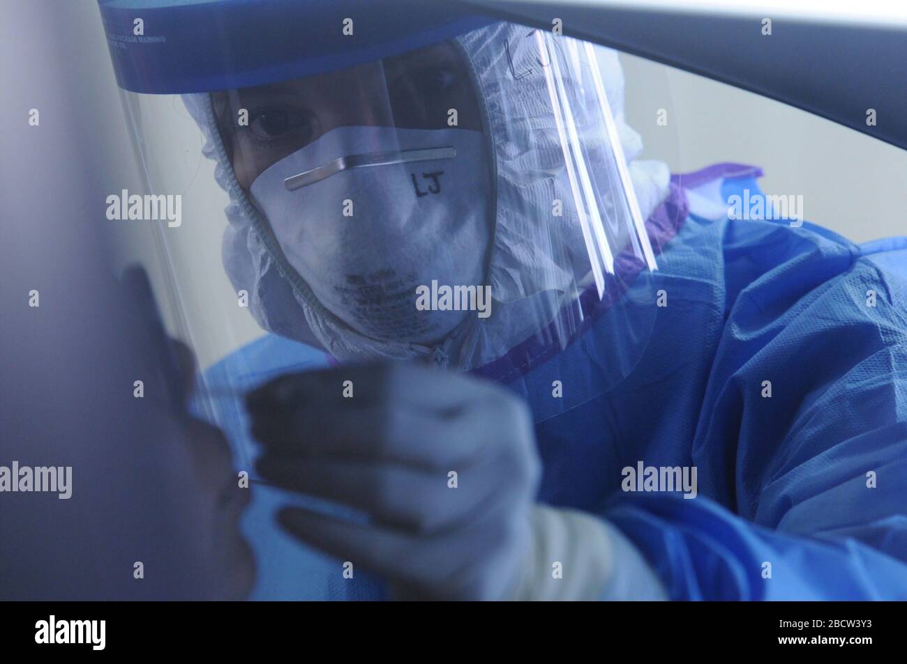 Medizinisches Personal der Nationalgarde aus Illinois nahm einen Patienten für COVID-19, Coronavirus Screening in einem Drive-up-Testzentrum am 24. März 2020 in Chicago, Illinois ab. Stockfoto