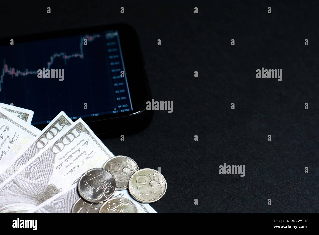 Rubelkurs zum Dollar an den Börsen. Wachstum des Rubel gegenüber dem Dollar. Abwertung, Floating-Rate, Überwachung von Aktien und Wechselkursen. Stockfoto