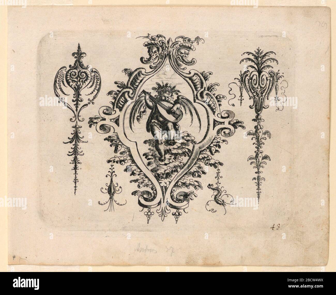 Platte 43 aus New Grotteken Buch Neues Groteske Buch. Forschung im Progressornamental-Escutcheon, bestehend aus Blattbiege-Arbeiten. Im Zentrum steht ein Putto, der eine Laute spielt und auf einem Busch steht. An beiden Seiten bildet sich ein Blatt mit schalenartigen Aufblüten. Platte 43 aus New Grotteken Buch Neues Groteske Buch Stockfoto