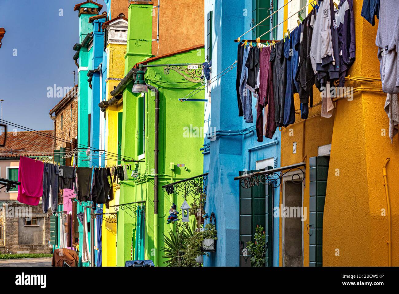 Waschen, hängend aus bunten Häusern auf der italienischen Insel Burano an Island in der Venetian Lagoon, Venedig, Italien zu trocknen Stockfoto