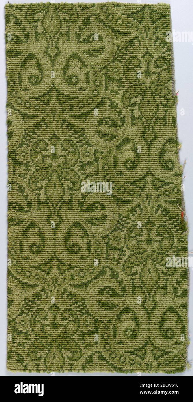 Teppichfragment. Forschung im Teppichfragment im ProgressBrüssel-Stil mit einem Muster aus dichtem, allover verschnürtem Interlaced mit Medaillons. In olivgrünen Farbtönen. Teppichfragment Stockfoto Teppichfragment. Forschung im Teppichfragment im ProgressBrüssel-Stil mit einem Muster aus dichtem, allover verschnürtem Interlaced mit Medaillons. In olivgrünen Farbtönen. Teppichfragment Stockfoto