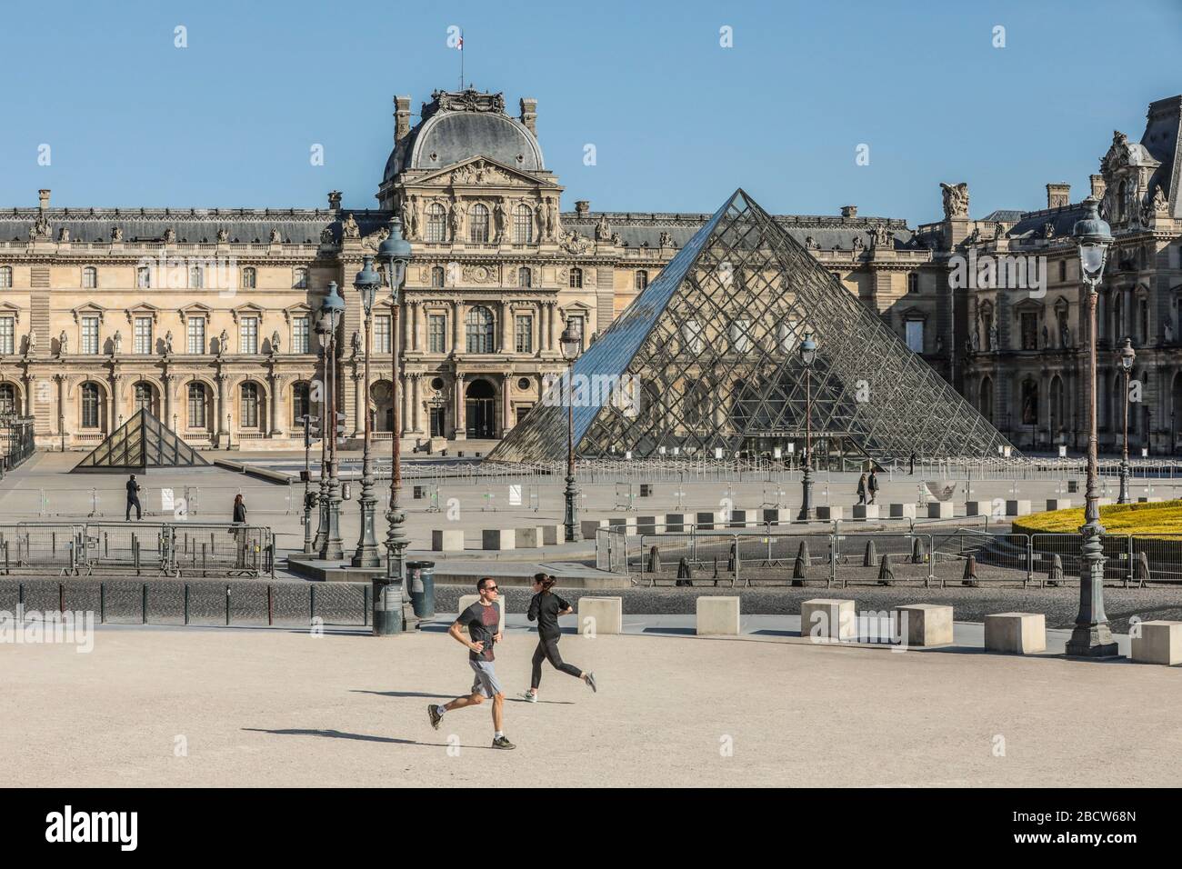 PARISER LOCKDOWN: EIN SONNIGER SONNTAG RUND UM DEN LOUVRE Stockfoto