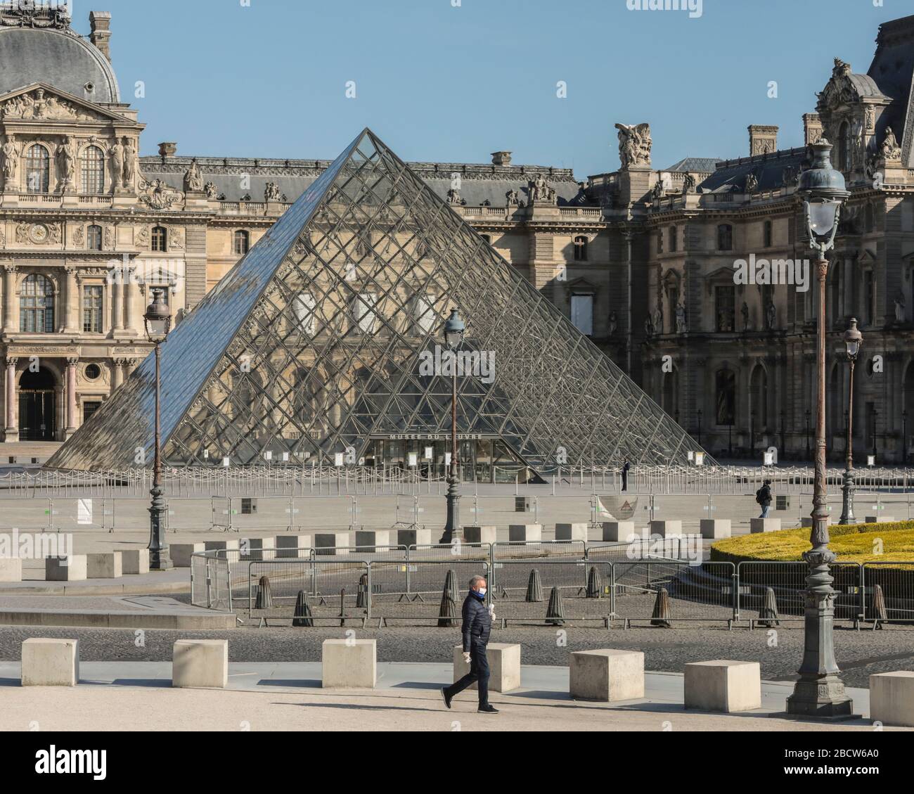 PARISER LOCKDOWN: EIN SONNIGER SONNTAG RUND UM DEN LOUVRE Stockfoto