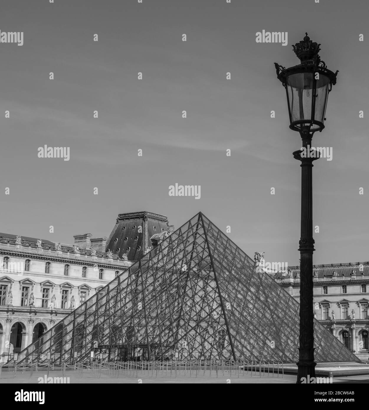 PARISER LOCKDOWN: EIN SONNIGER SONNTAG RUND UM DEN LOUVRE Stockfoto