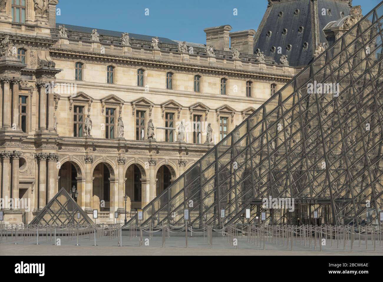 PARISER LOCKDOWN: EIN SONNIGER SONNTAG RUND UM DEN LOUVRE Stockfoto