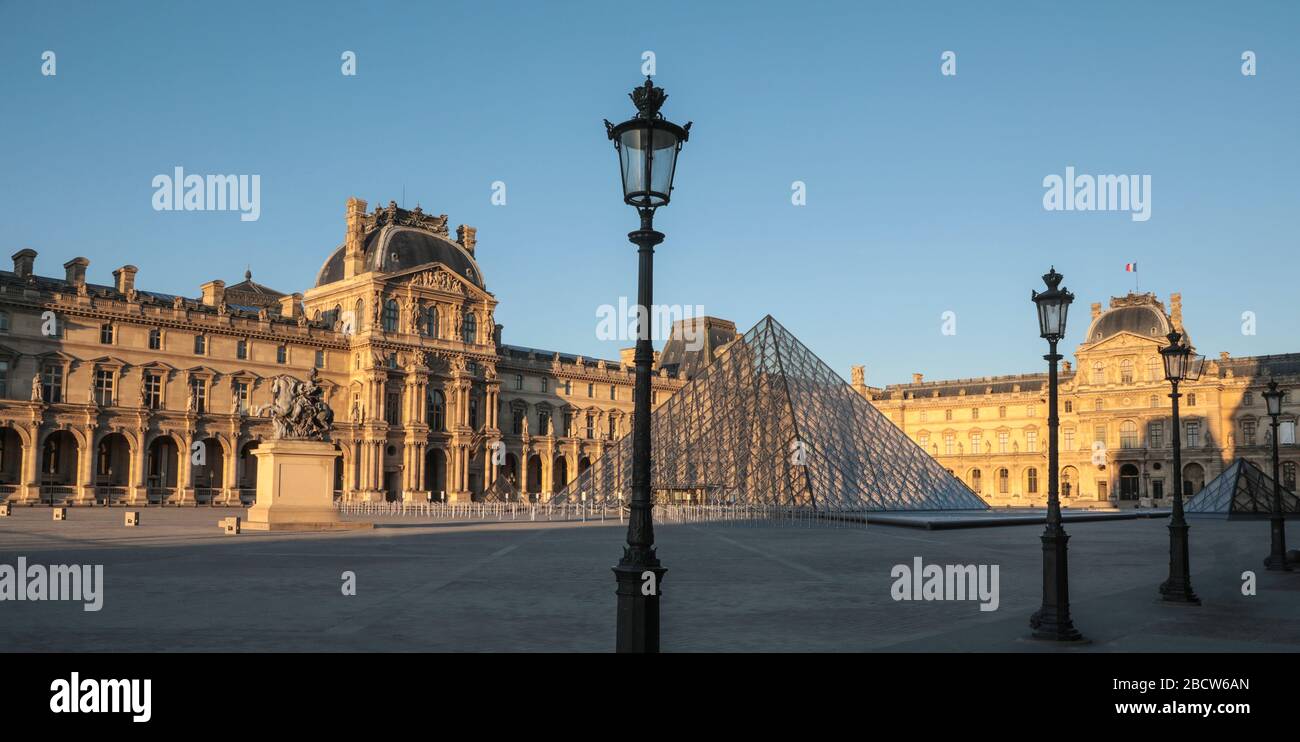 PARISER LOCKDOWN: EIN SONNIGER SONNTAG RUND UM DEN LOUVRE Stockfoto
