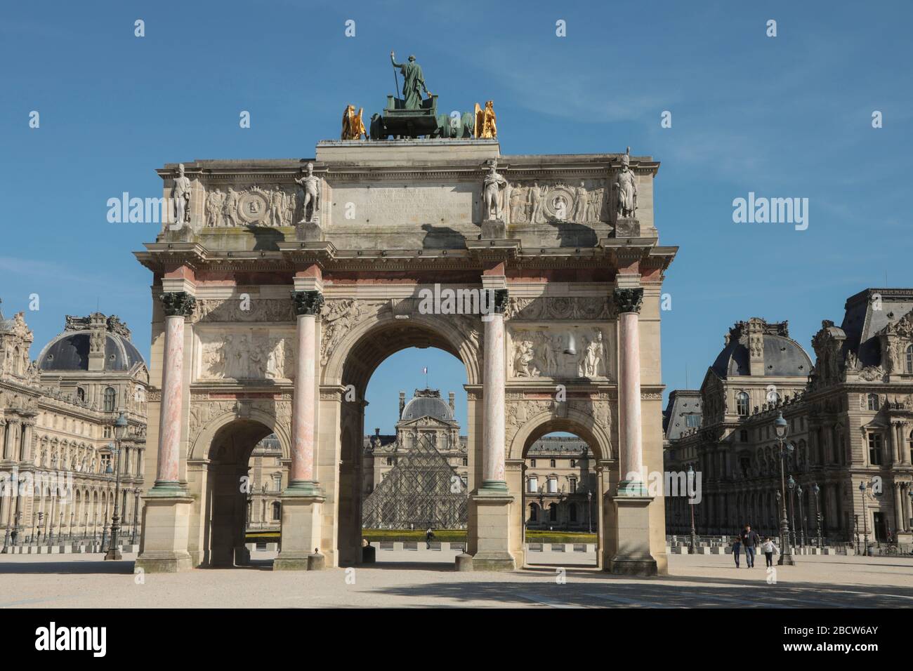 PARISER LOCKDOWN: EIN SONNIGER SONNTAG RUND UM DEN LOUVRE Stockfoto