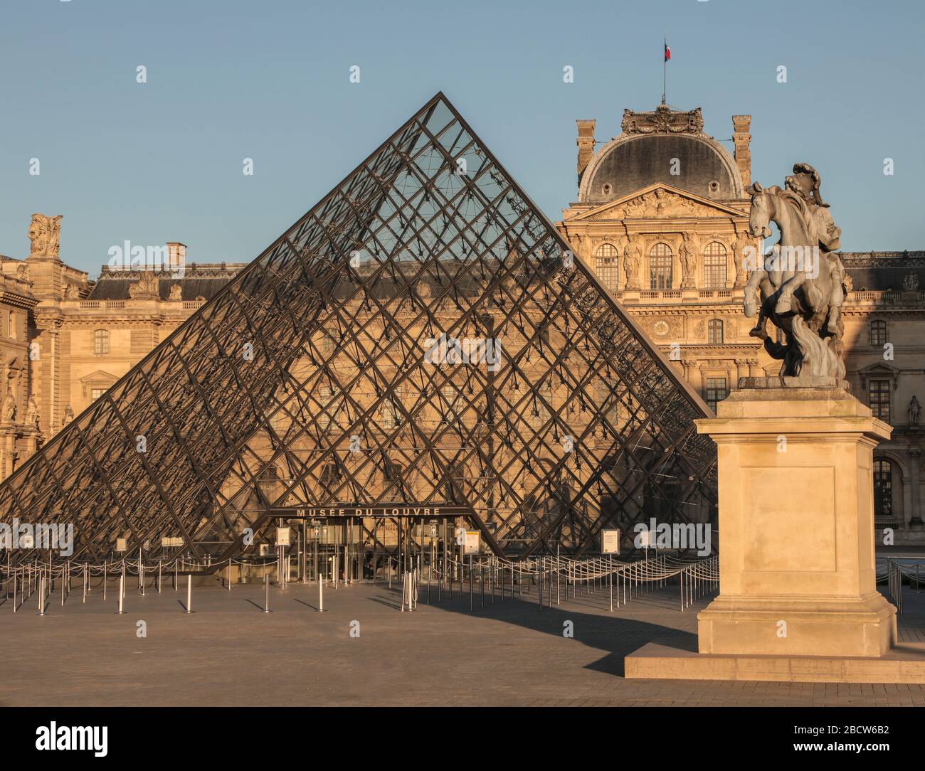 PARISER LOCKDOWN: EIN SONNIGER SONNTAG RUND UM DEN LOUVRE Stockfoto