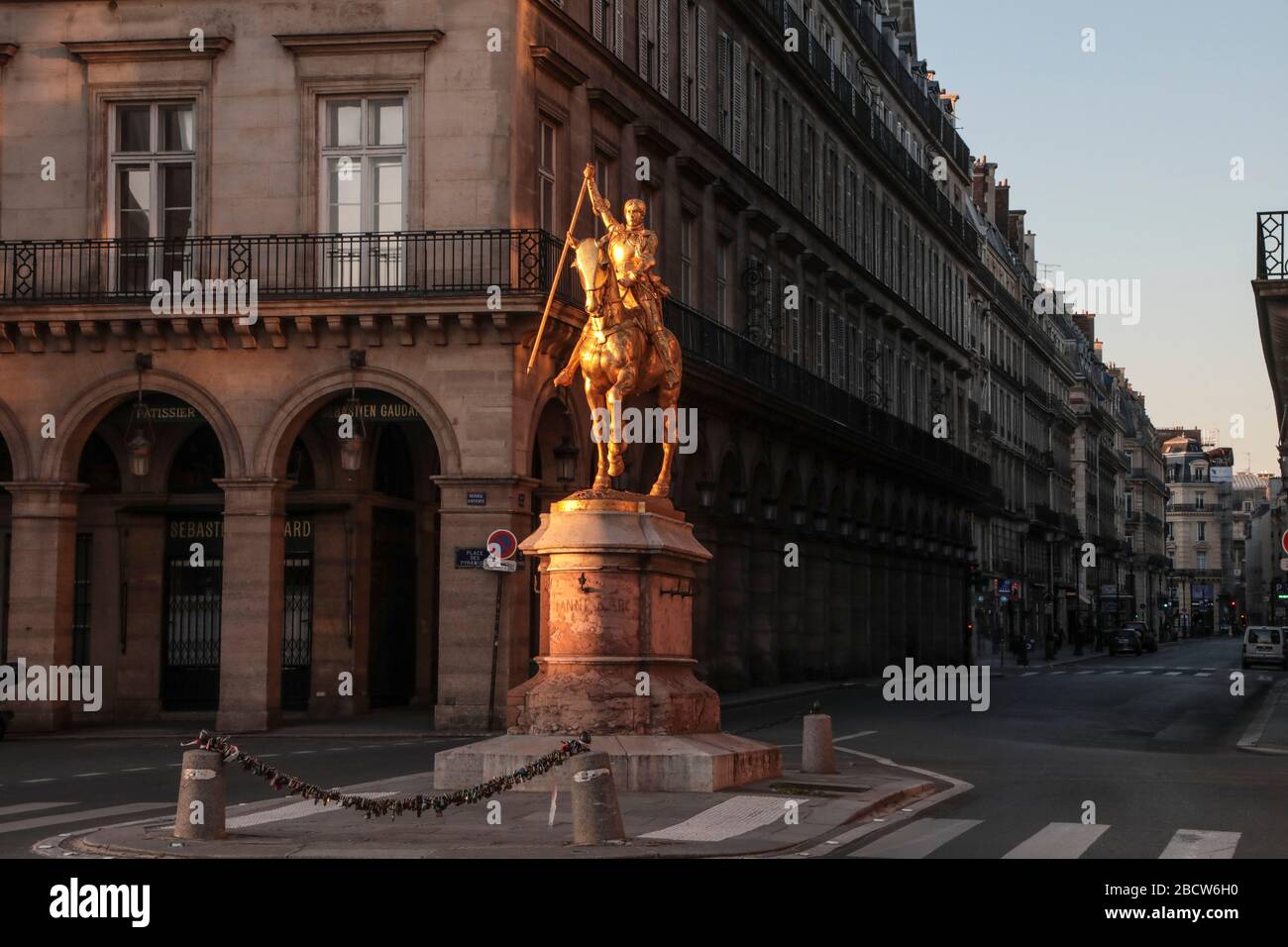 PARISER LOCKDOWN: EIN SONNIGER SONNTAG RUND UM DEN LOUVRE Stockfoto