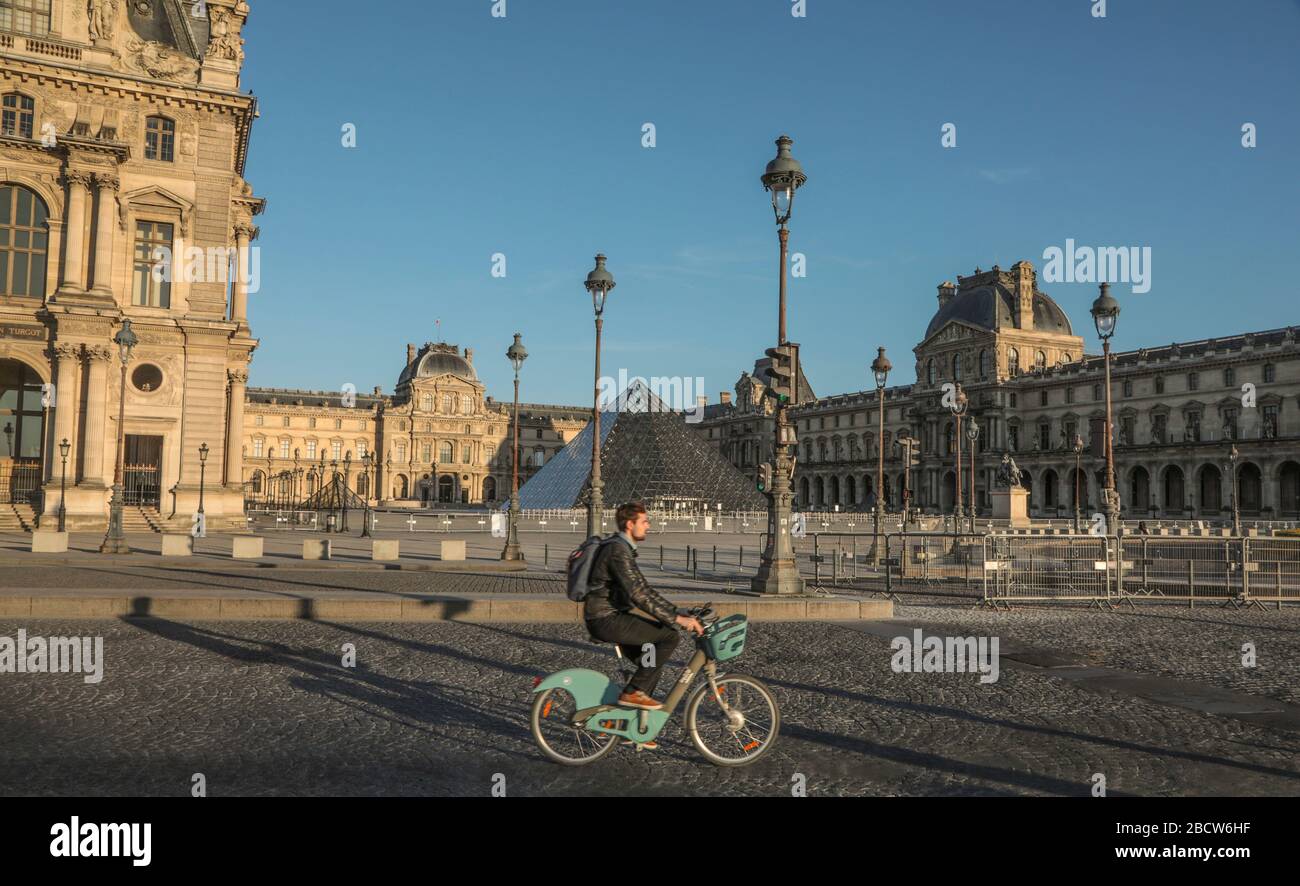 PARISER LOCKDOWN: EIN SONNIGER SONNTAG RUND UM DEN LOUVRE Stockfoto