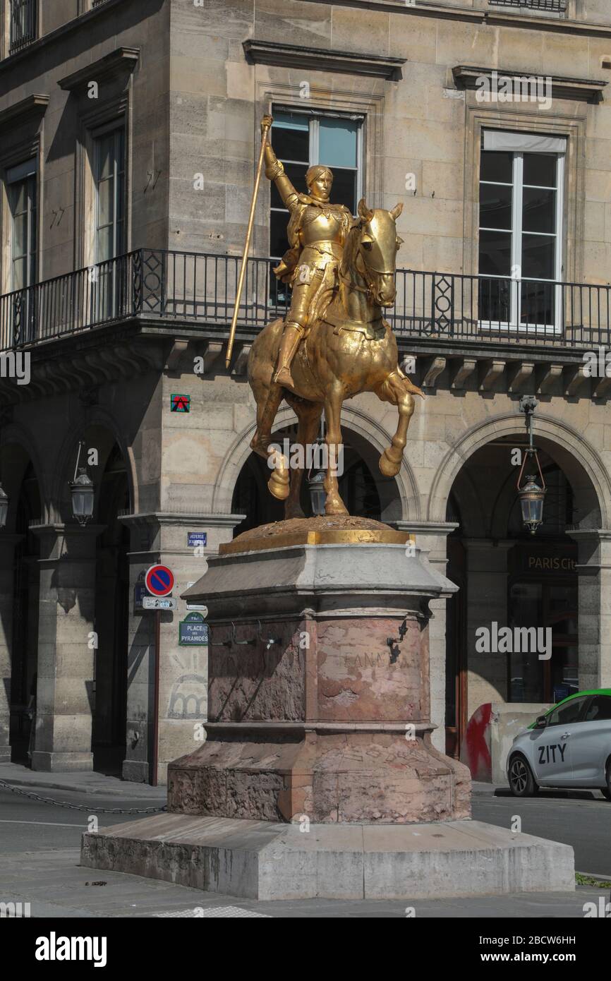 PARISER LOCKDOWN: EIN SONNIGER SONNTAG RUND UM DEN LOUVRE Stockfoto