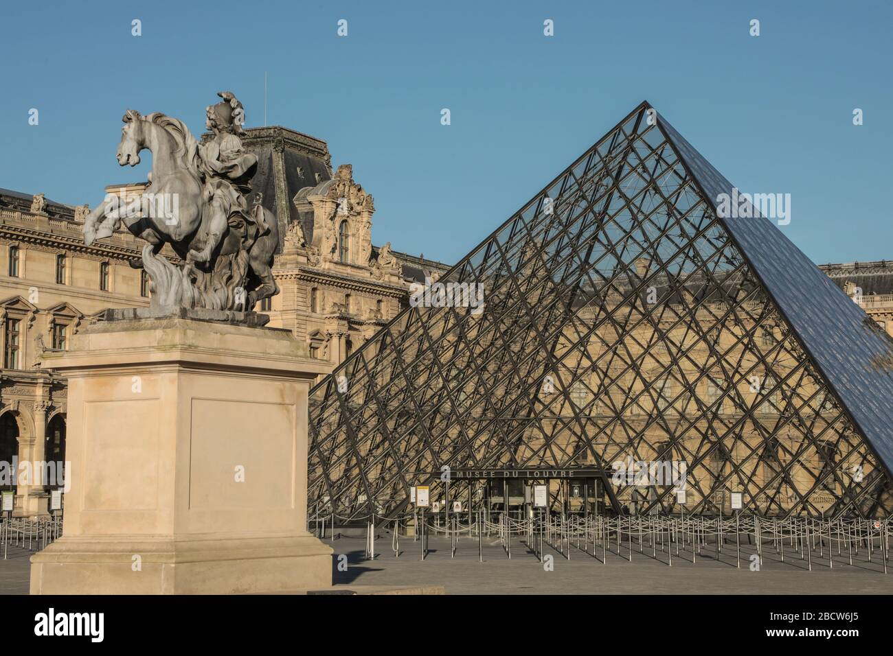 PARISER LOCKDOWN: EIN SONNIGER SONNTAG RUND UM DEN LOUVRE Stockfoto