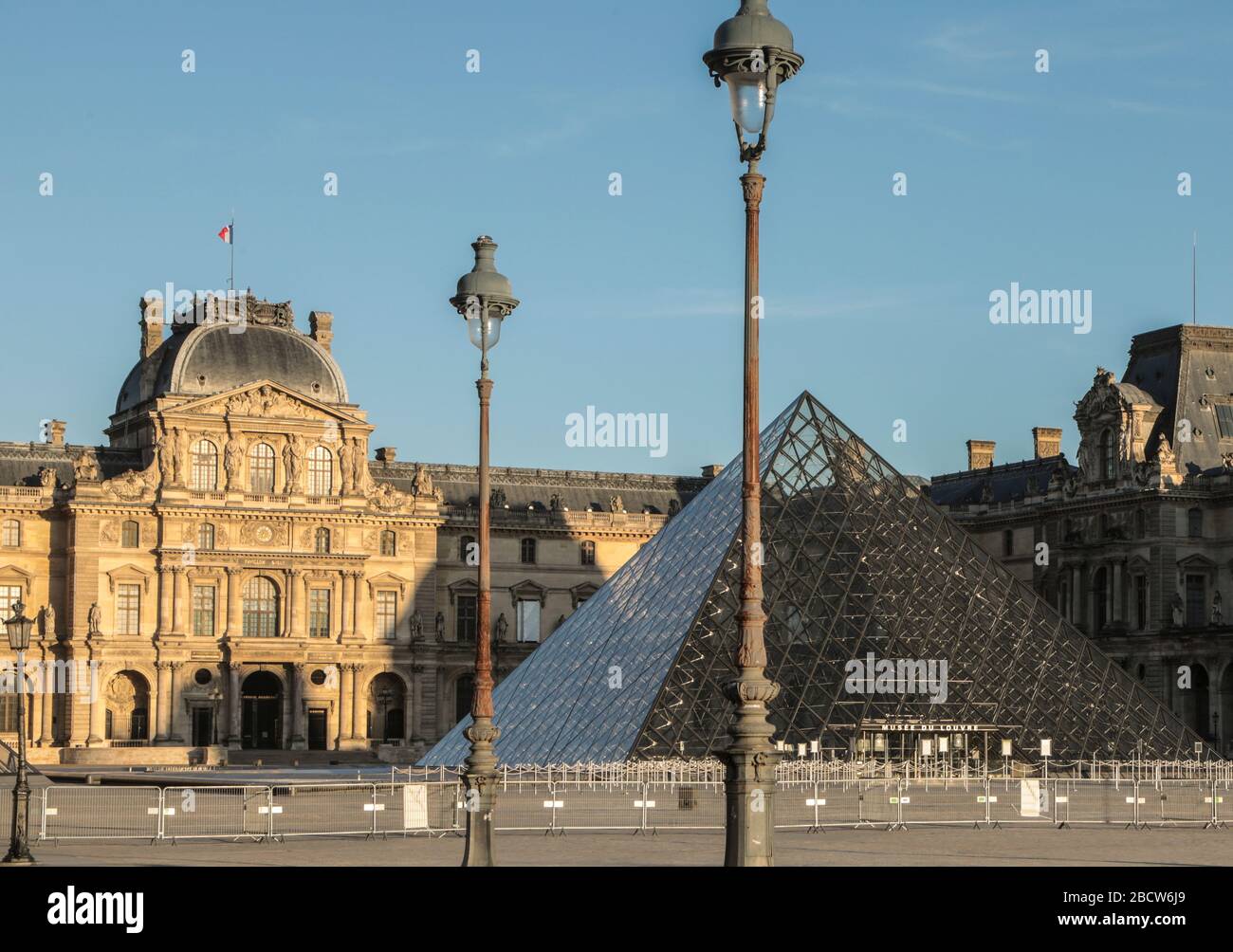 PARISER LOCKDOWN: EIN SONNIGER SONNTAG RUND UM DEN LOUVRE Stockfoto
