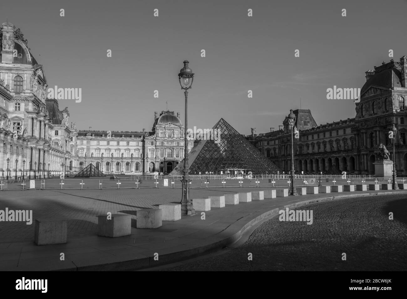 PARISER LOCKDOWN: EIN SONNIGER SONNTAG RUND UM DEN LOUVRE Stockfoto