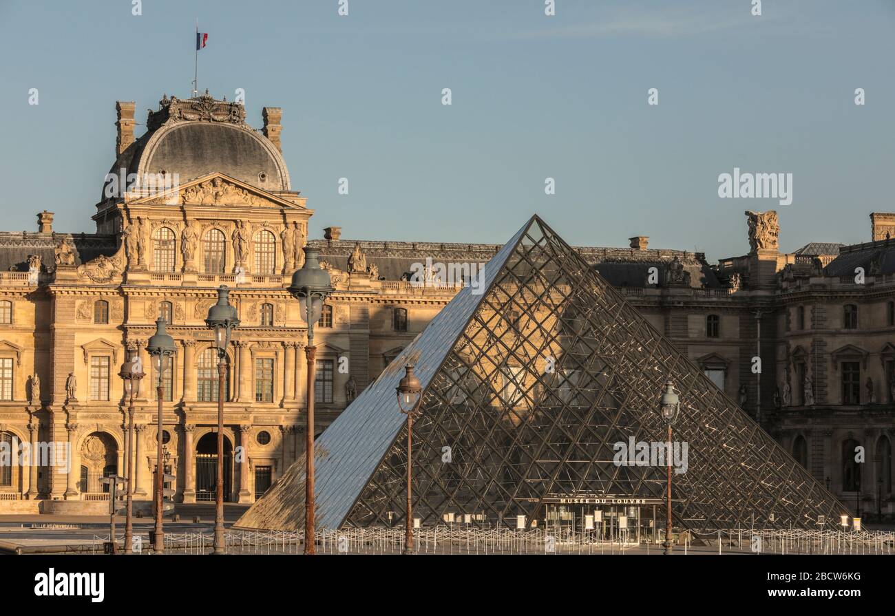PARISER LOCKDOWN: EIN SONNIGER SONNTAG RUND UM DEN LOUVRE Stockfoto