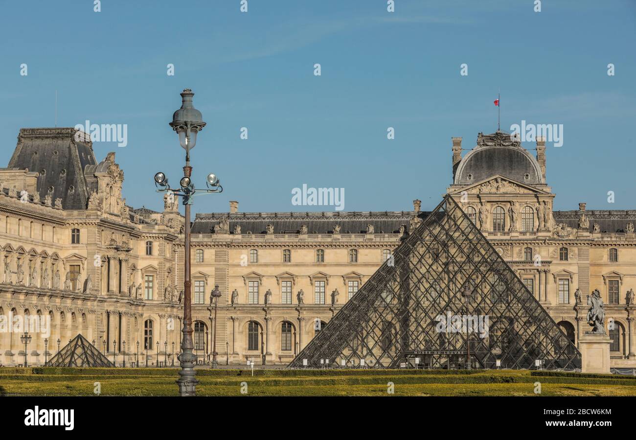 PARISER LOCKDOWN: EIN SONNIGER SONNTAG RUND UM DEN LOUVRE Stockfoto