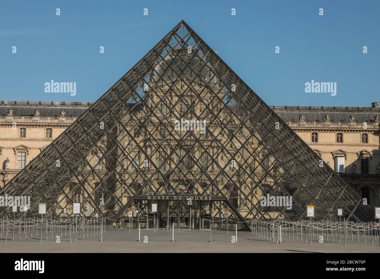 PARISER LOCKDOWN: EIN SONNIGER SONNTAG RUND UM DEN LOUVRE Stockfoto
