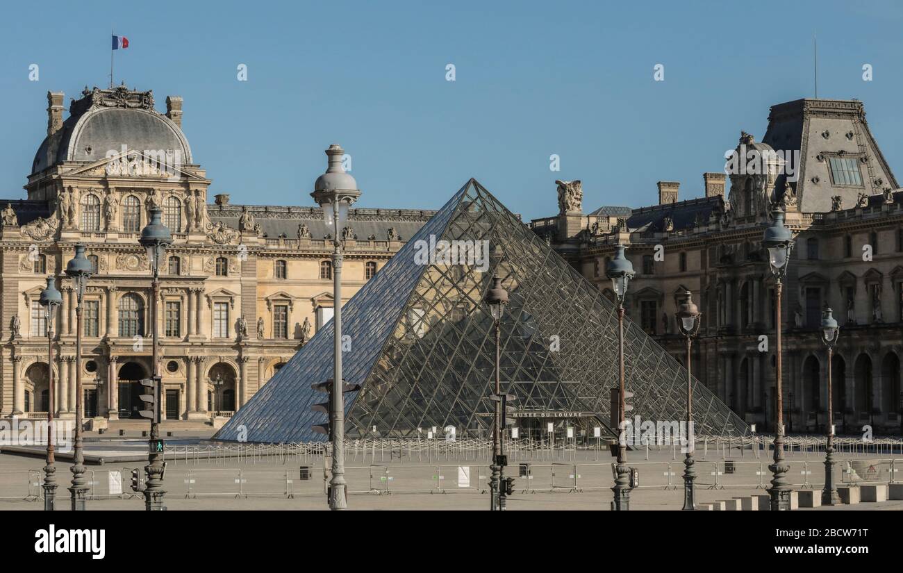 PARISER LOCKDOWN: EIN SONNIGER SONNTAG RUND UM DEN LOUVRE Stockfoto