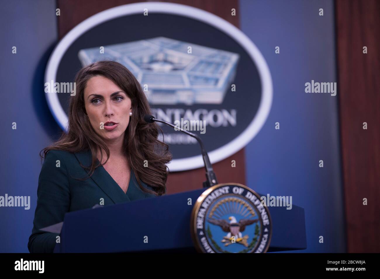 Pentagon Press Secretary Alyssa Farah, untersteht Reportern über die COVID-19-Pandemie im Pentagon am 25. März 2020 in Arlington, Virginia. Stockfoto