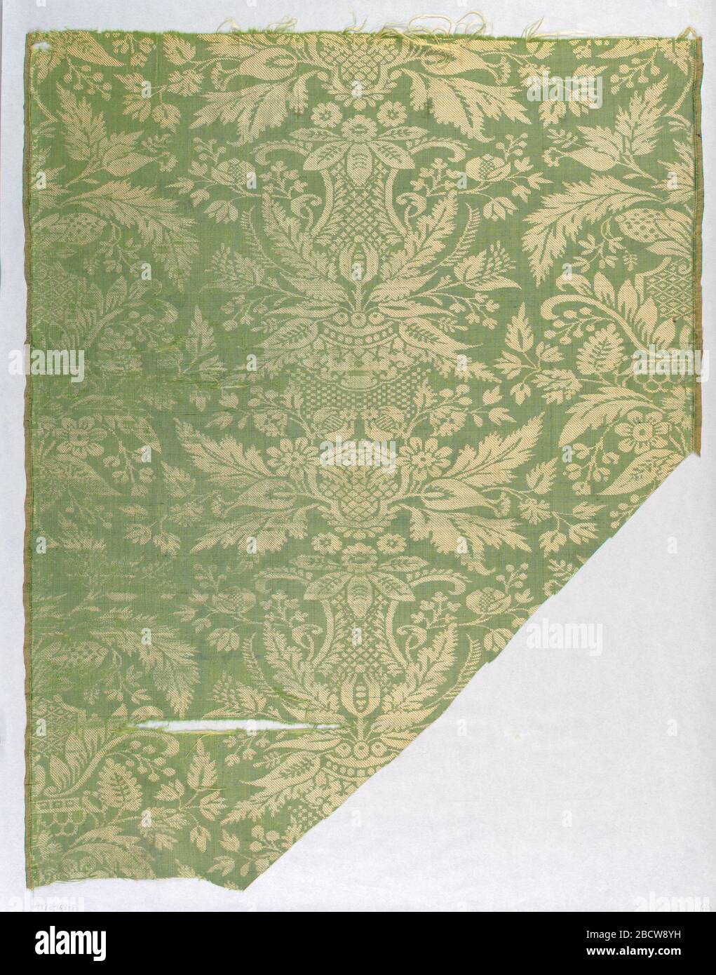 Textil. Vertikal symmetrisches Muster von Blumen und Blättern in Weiß auf grünem Grund. Textil Stockfoto