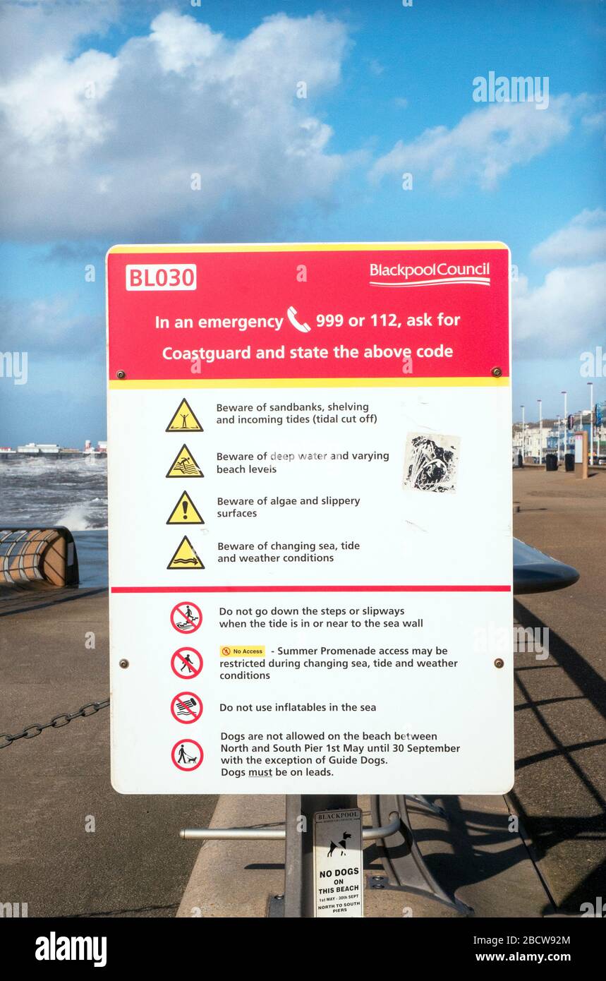 Warnschild an der Promenade, um sich vor Sandbanks, eingehender Flut, tiefem Wasser, Wetterverhältnissen usw. im Blackpool Lancashire England zu hüten Stockfoto