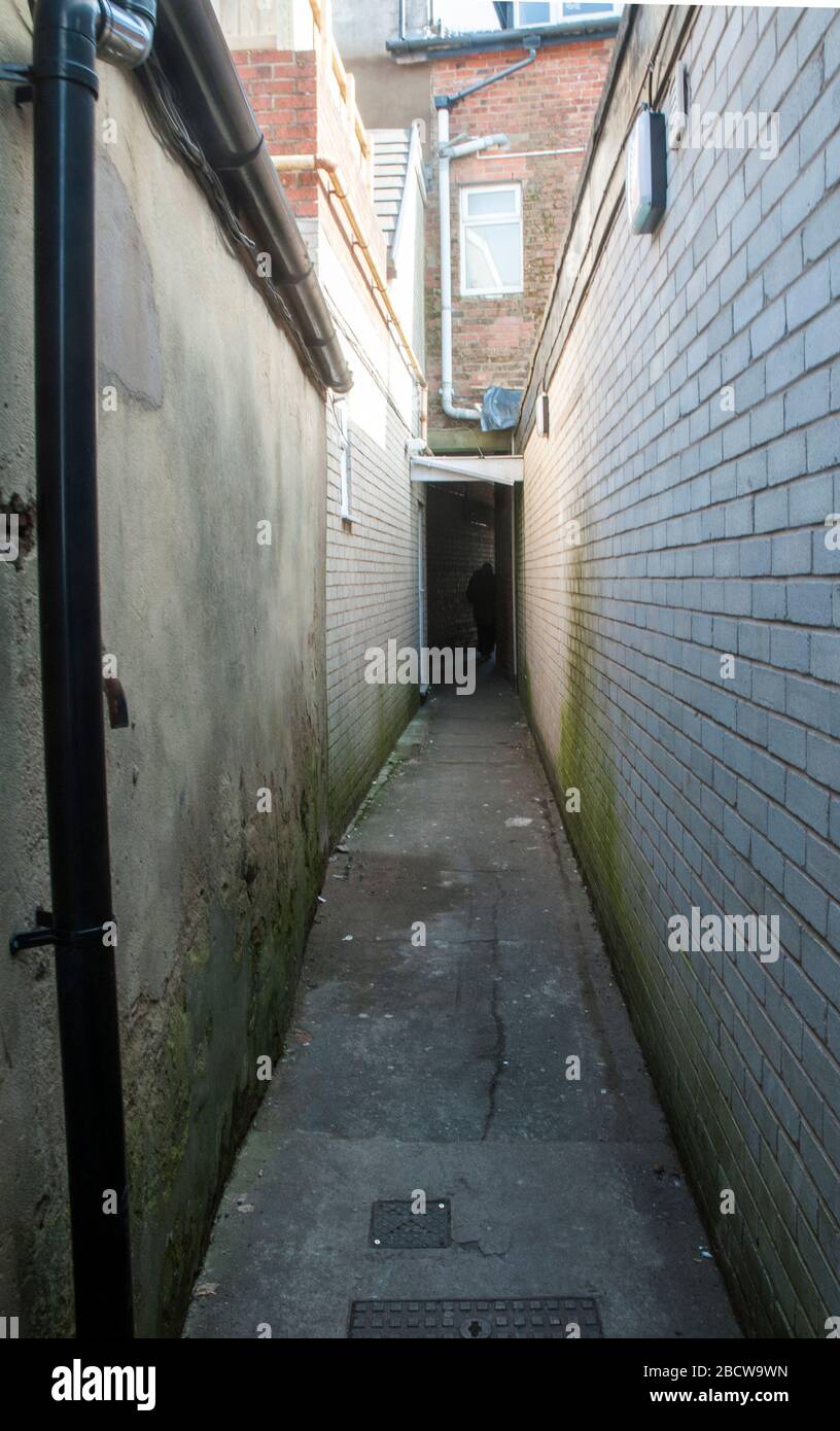 Enge Gasse zwischen Geschäften, die vom Marktplatz zum Parkplatz in Poulton le Fylde Lancashire England Großbritannien führen. Stockfoto