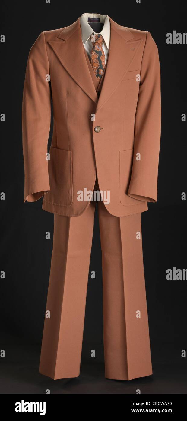 Anzug getragen von Sherman Hemsley als George Jefferson auf den Jeffersons. 2013.145.1: Ein Anzug, den der Schauspieler Sherman Hemsley als Figur George Jeffersons in der Fernsehsendung "The Jeffersons" getragen hat. .1 = Jacke; .2 = Hose; .3 = Weste; .4 = Hemd; .5ab = Krawatte 2013.145.1 Stockfoto