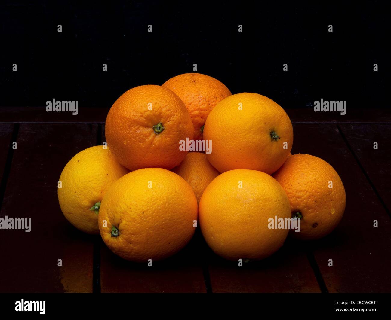 Nahaufnahme von Orangenfrüchten auf Holztisch Stockfoto