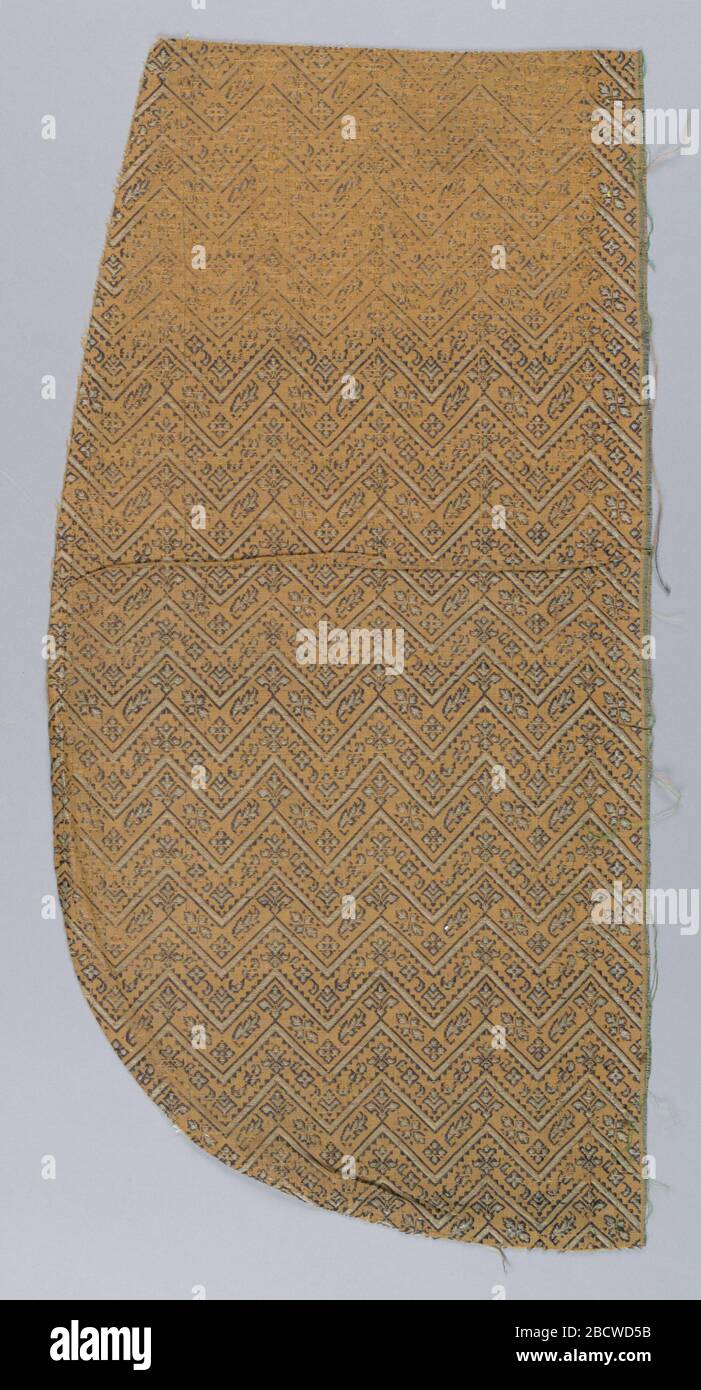 Textil. Forschung in ProgressTan Seide mit zusätzlichen Webfeln aus violetter und weißer Seide, die ein horizontales Zickzackdesign mit konventionalisierten Blumenformen zwischen den Linien des Zickzackens bilden. Orphrey, in Form eines Kreuzes, aus tiefviolettem Leinen, das mit überholtem, kleinmaßigen Blüschen und Quatrfoil ausgestanzt ist. Textil Stockfoto