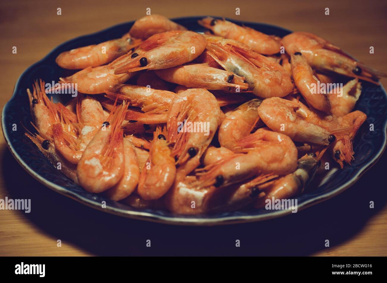 Würzige Garnelen. Gekochte Garnelen, viele gekochte geschälte Garnelen. Konzept der gesunden Ernährung. Stockfoto