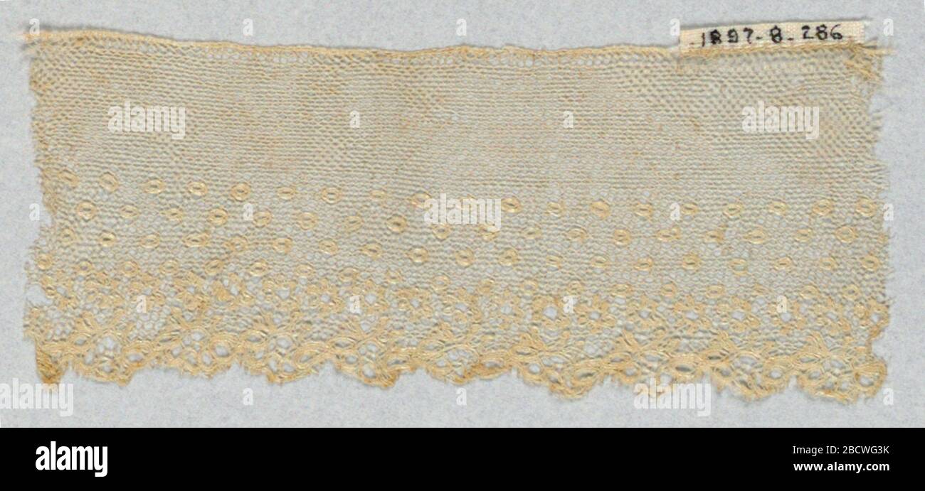 Fragment. Forschung in ProgressFragment von Lille-style Spitze mit offenen zentrierten Rosetten und Ösen, die sich in der Nähe der Unterseite gruppieren. Die Grenze ist begrenzt. Fragment Stockfoto