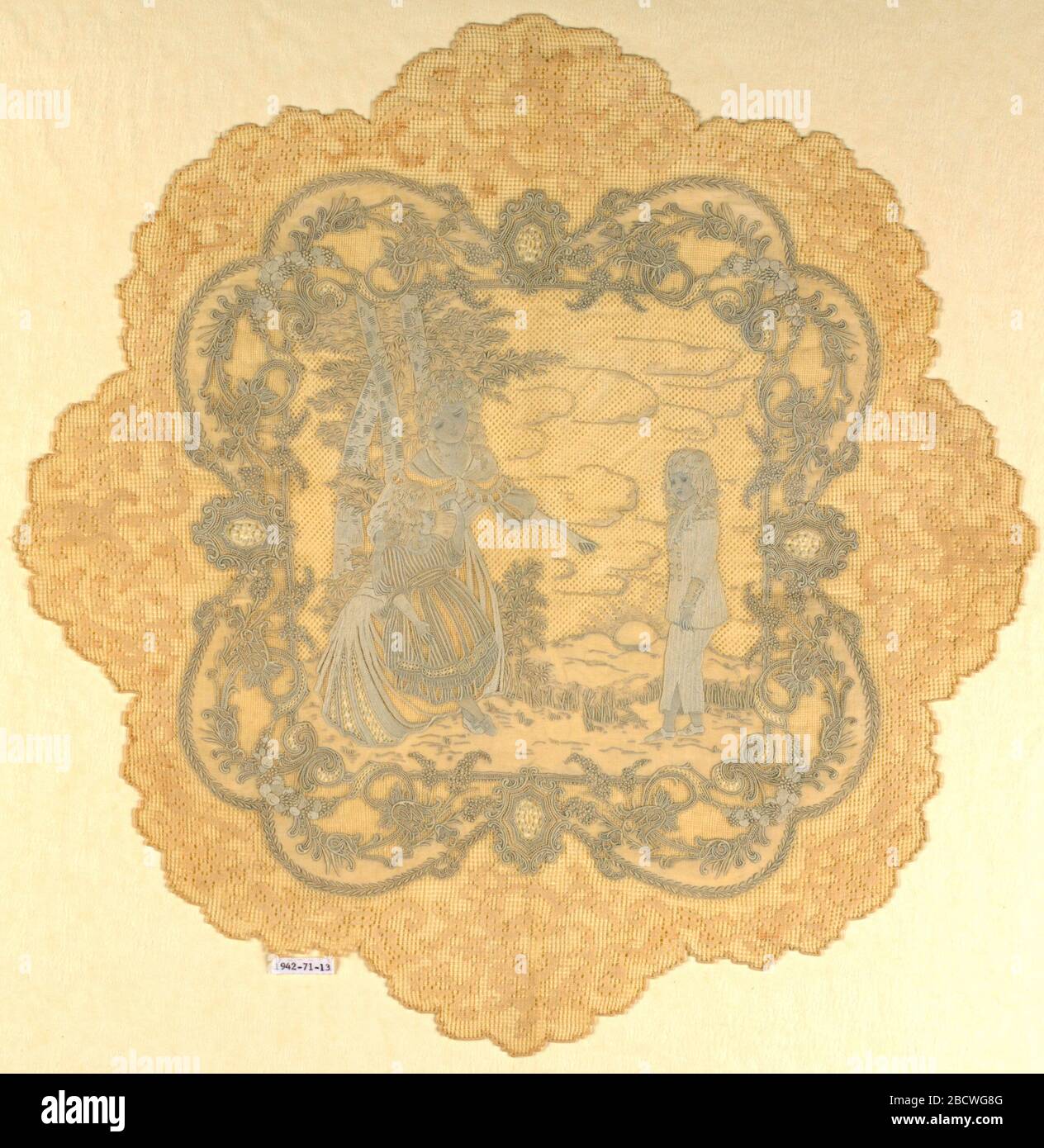 Mittelteil. Forschung in ProgressEmbroidered Mittelstück mit einer Szene im Appenzeller Stil einer Frau mit zwei Kindern unter einem Baum innerhalb eines gestickten Rahmens von Früchten, Blumen, Schriftrollen und Kordelwerk. Dieser ist von einem mit einem Muster von Blumen umgebenen, geschlungenen Rand aus Kordelwerk umgeben. Mittelteil Stockfoto