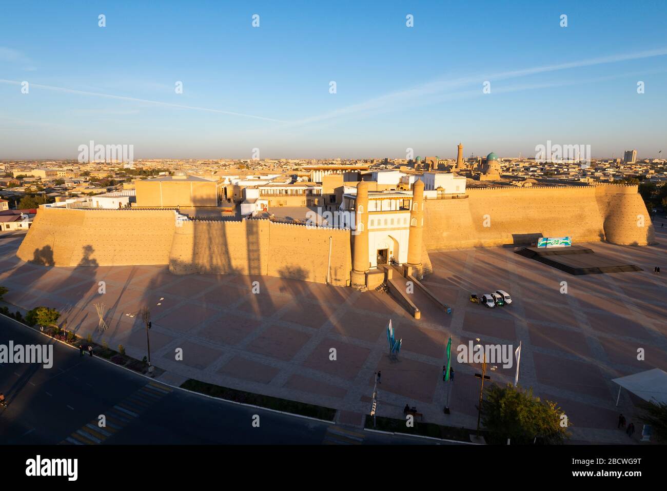 Buchara Festung (Arche), Usbekistan im Sonnenuntergang Licht zeigt die alte Stadtmauer, Po-i-Kalan (POI Kalon) architektonischen Komplex und Kalyan Minarett. Stockfoto