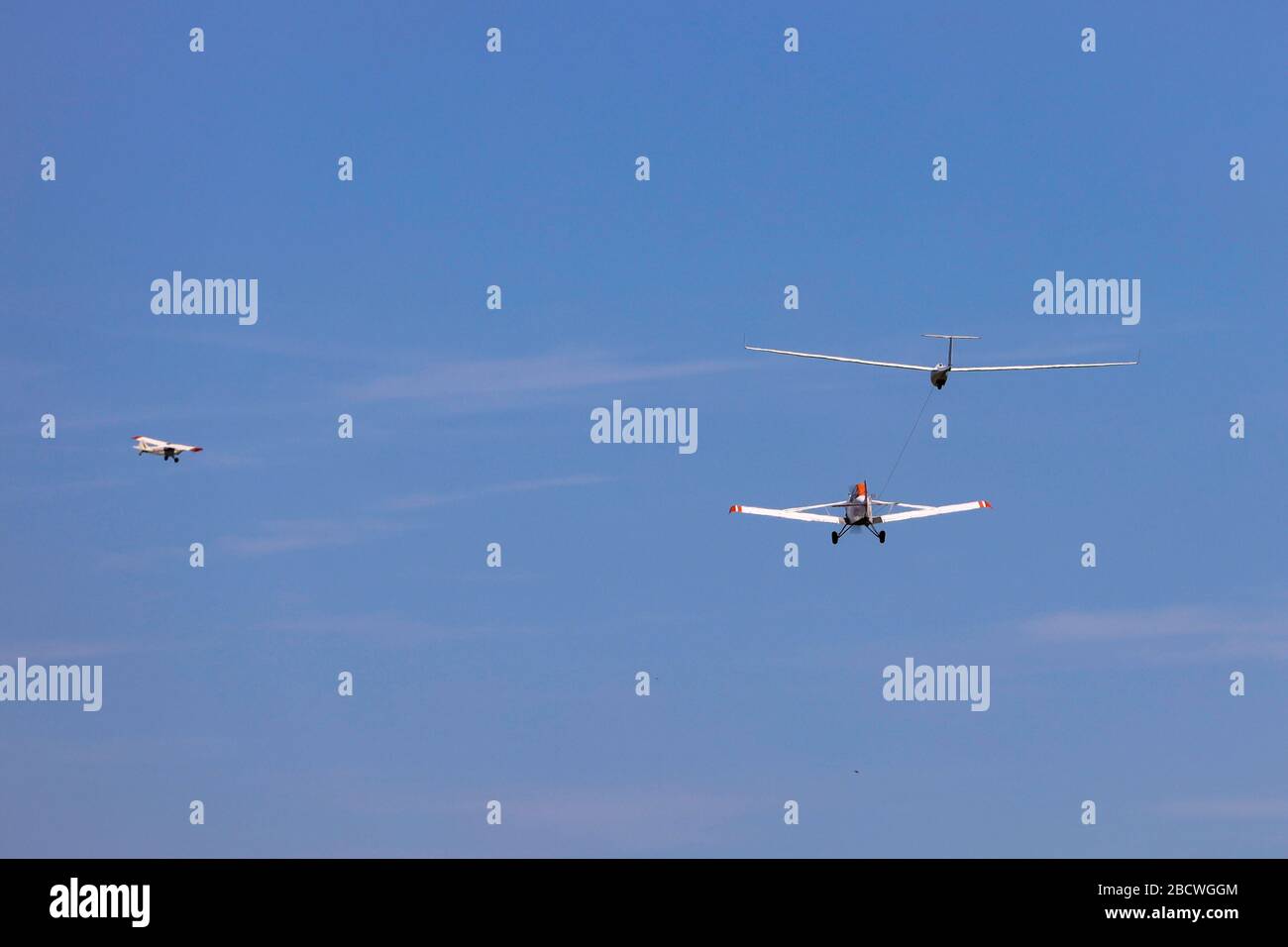 Segelflugzeuge starten hinter Schleppflugzeugen Stockfoto