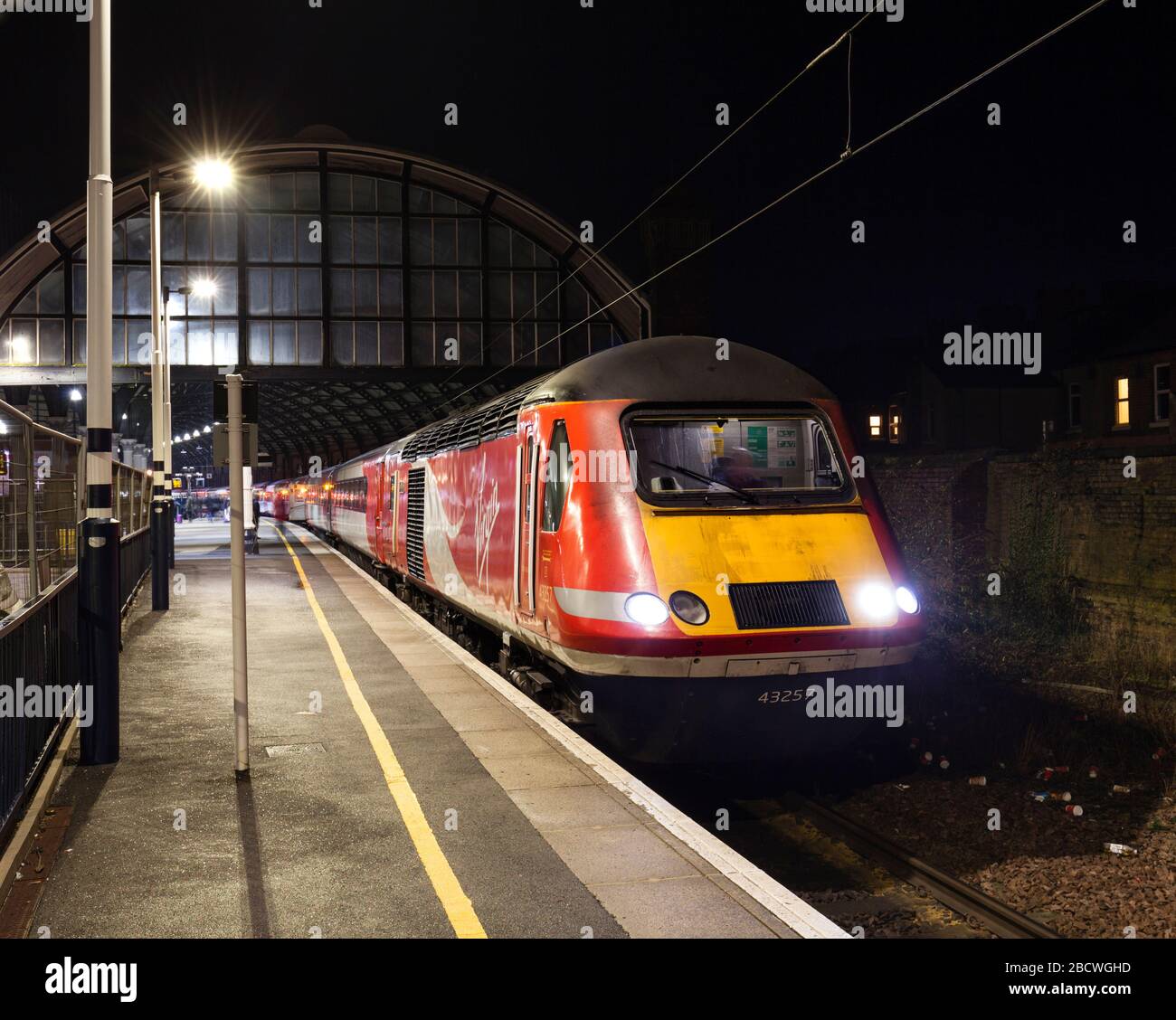 LNER-Klasse 43 Lok 43257 bei Darlington Eisenbahn-Stationing mit einem Intercity-125-Zug auf der Ostküste Mainline in der Nacht. Stockfoto