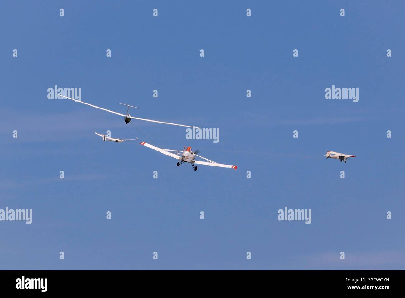 Segelflugzeuge starten hinter Schleppflugzeugen Stockfoto