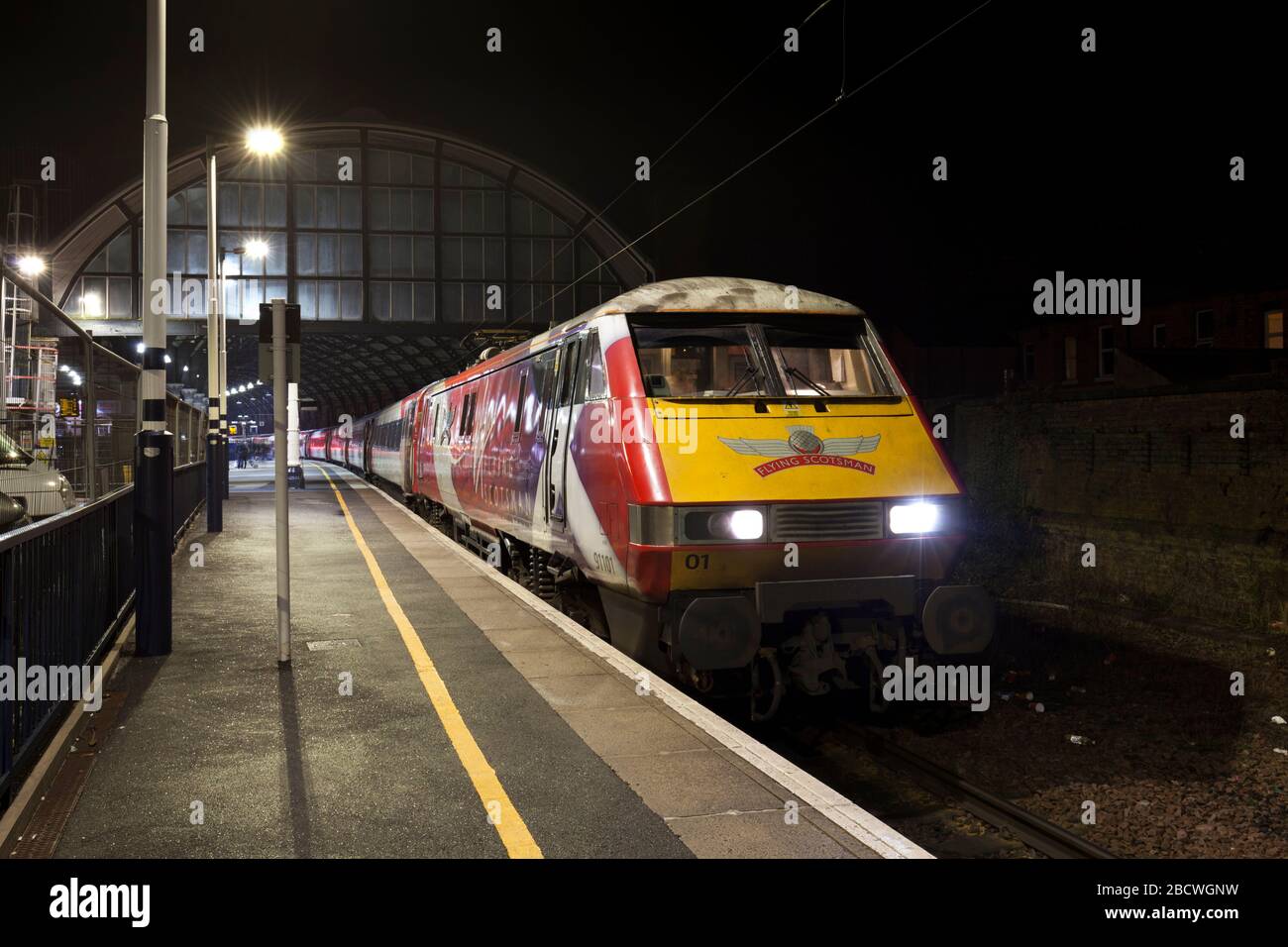 LNER Klasse 91 Elektrolokomotive 91101 Flying Scotsman am Bahnhof Darlington an der Ostküste Mainline nachts. Stockfoto