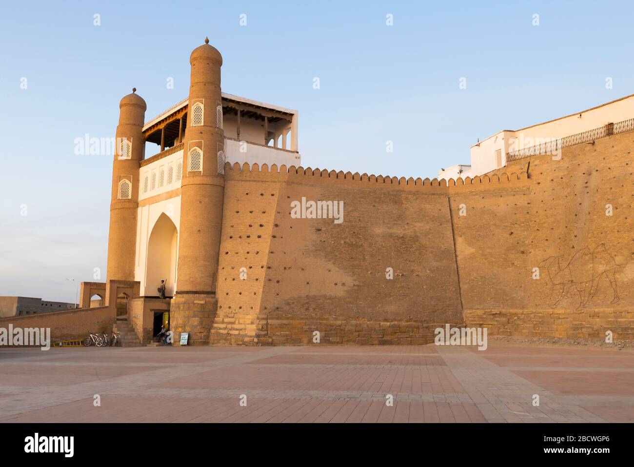 Mauer der Buchara-Festung (Arche) in Buchara, Usbekistan. Die massive Festung wird Arche von Buchara genannt. Befestigte Ziegelmauer. Stockfoto