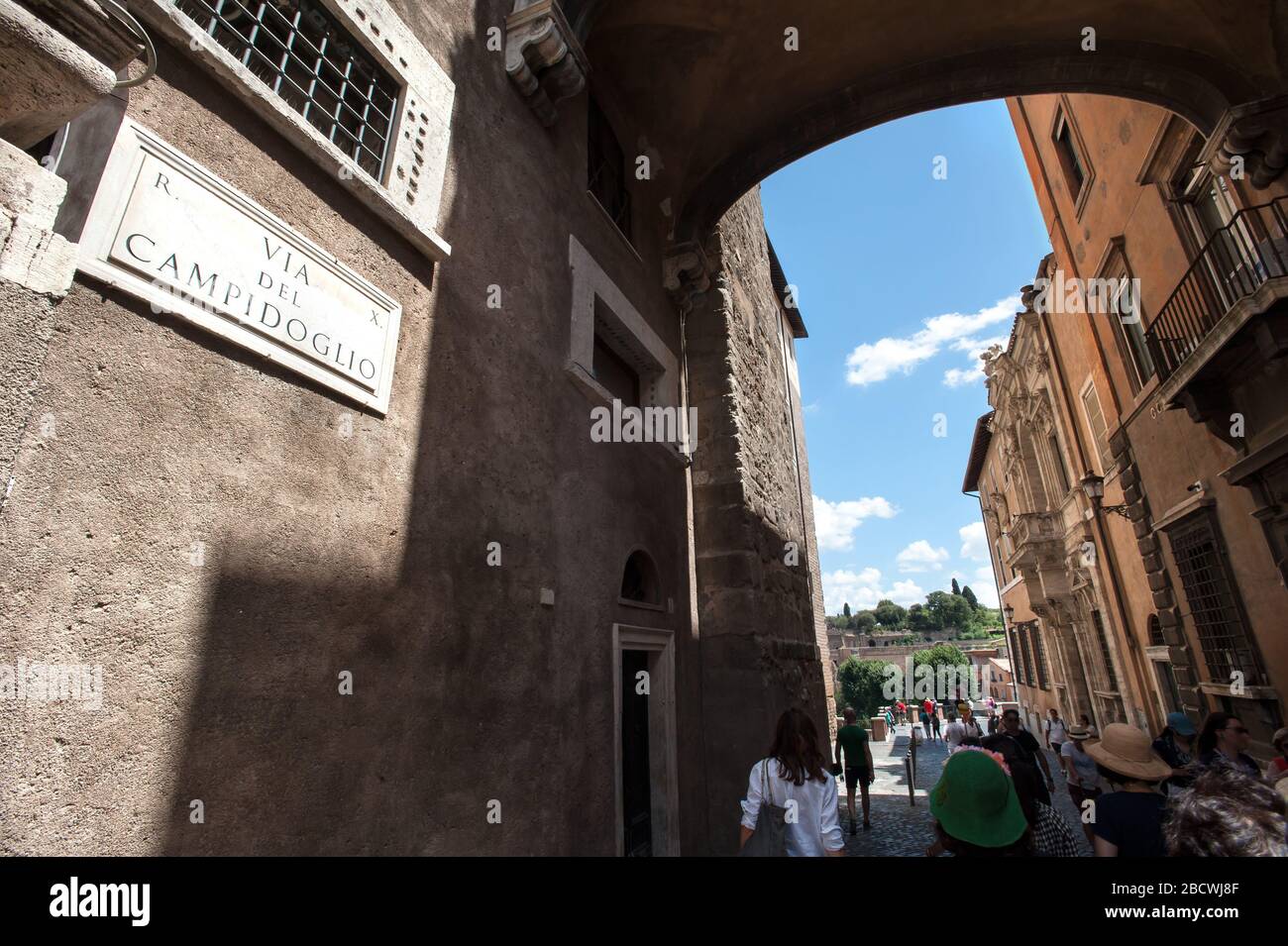 ROM, ITALIEN - 29. JUNI 2017 - Touristen gehen entlang der Via Del Campidoglio auf dem Kapitolinischen Hügel, Rom. Stockfoto