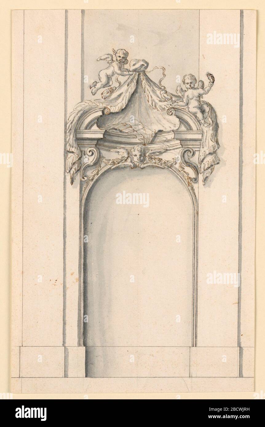 Dekoration der Spitze einer Nische. Die Forschung in ProgressA Cherub befindet sich über der Mitte der Nische. Konvexe Gebälk mit durchbrochenem Gebälk. Ein Putto hält eine Erminenmantling. Ein anderer Putto, der auf einem Gesims sitzt, hebt einen Kranz an. Dekoration der Spitze einer Nische Stockfoto