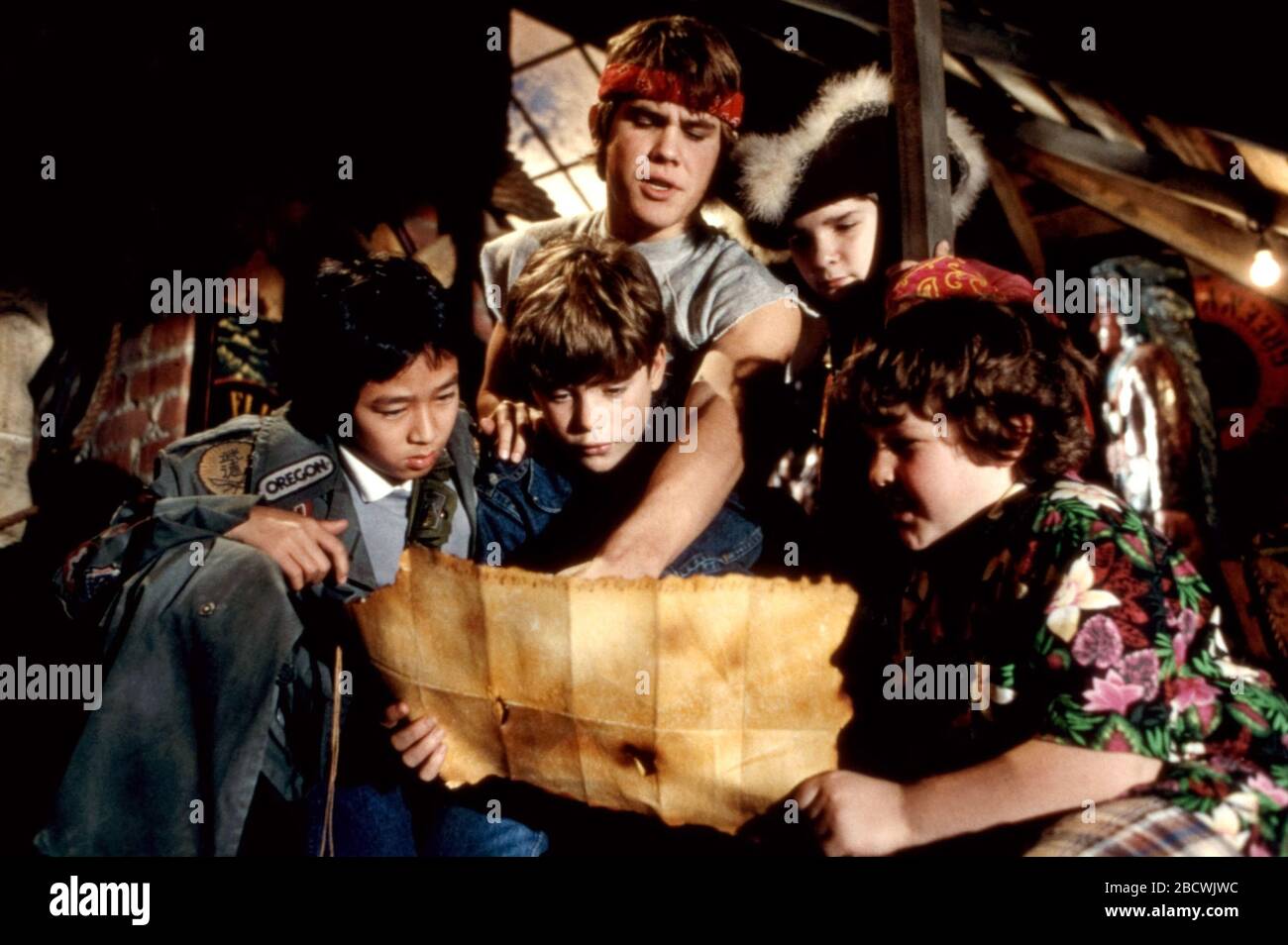 KE Huy Quan, Sean Astin, Josh Brolin, Corey Feldman, Jeff Cohen, "The Goonies" © 1985 Warner Bros. File Reference # 33962-365THA Stockfoto