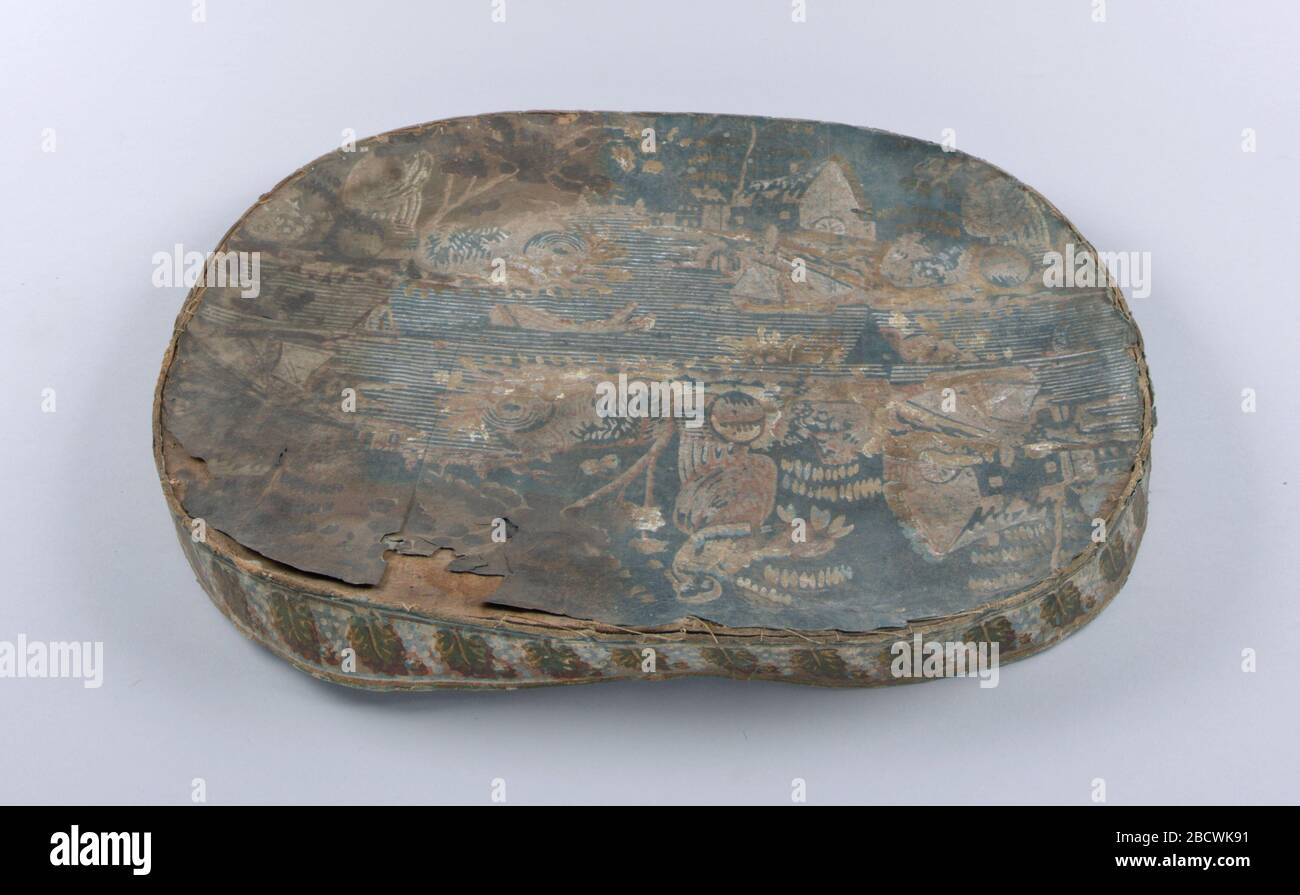 Bandbox. Forschung nur in ProgressBandbox Deckel, bedeckt mit vier zusammengestückten Fragmenten einer Tapete: Blauer Hintergrund, Szene der Landschaft, um den Körper des Wassers dargestellt durch eng nebeneinander liegende weiße Linien Stockfoto