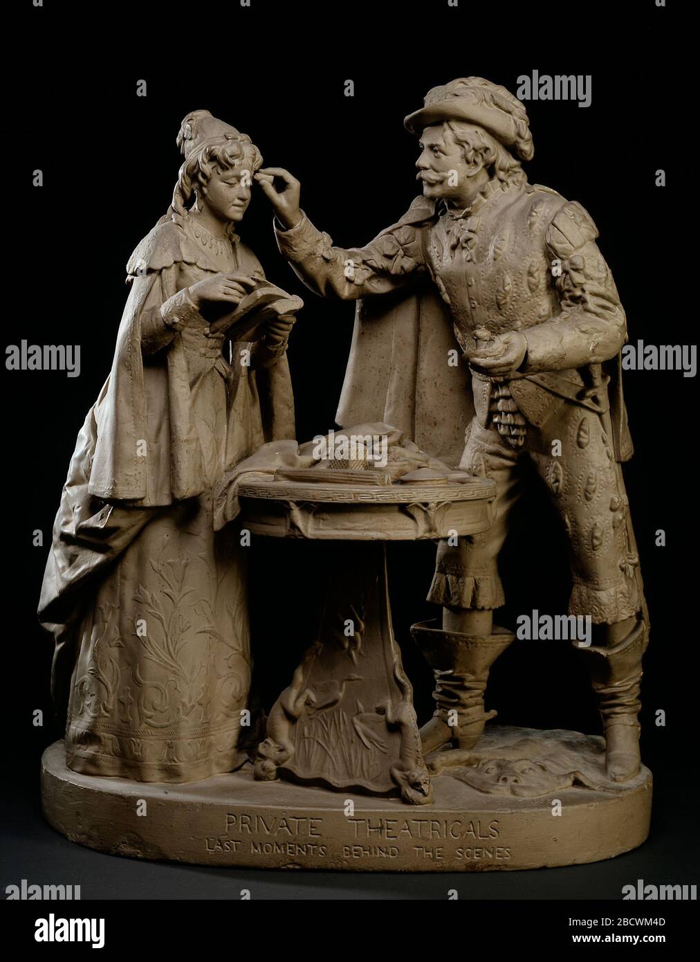 Private TheatricalsLast Momente hinter den Kulissen. John Rogers modellierte viele Skulpturen dessen, was er als "Geist und Handlung" des Theaters beschrieb. Dieses Stück zeigt zwei Schauspieler im Kostüm des siebzehnten Jahrhunderts, die letzte Vorbereitungen treffen, bevor sie auf die Bühne gehen. Stockfoto