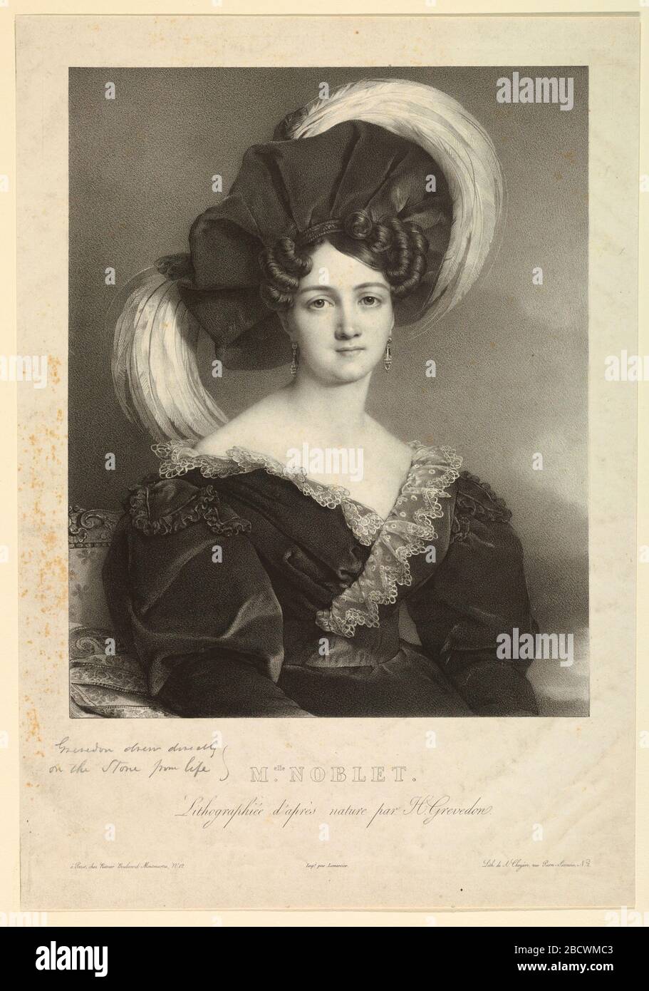 Melle Noblet. Forschung in ProgressVertical Rectangle. Dreiviertellanges Porträt einer dem Zuschauer zugewandten Frau, die Figur drehte sich leicht nach rechts. Sie trägt einen großen, drapierten Hut, der mit Parade-Klüften beschnitten ist. Gedruckt unten: "MELLE NOBLET./ lithographiées d'après nature par H. Melle Noblet Stockfoto
