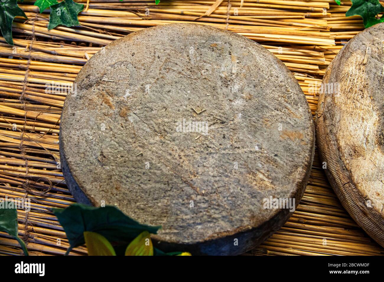 Das kleine, mittelalterliche Bergdorf Beaune-le-Froid in der französischen Region Auvergne hat für seinen Käse namens Saint-Nectaire bekannt gegeben. Stockfoto