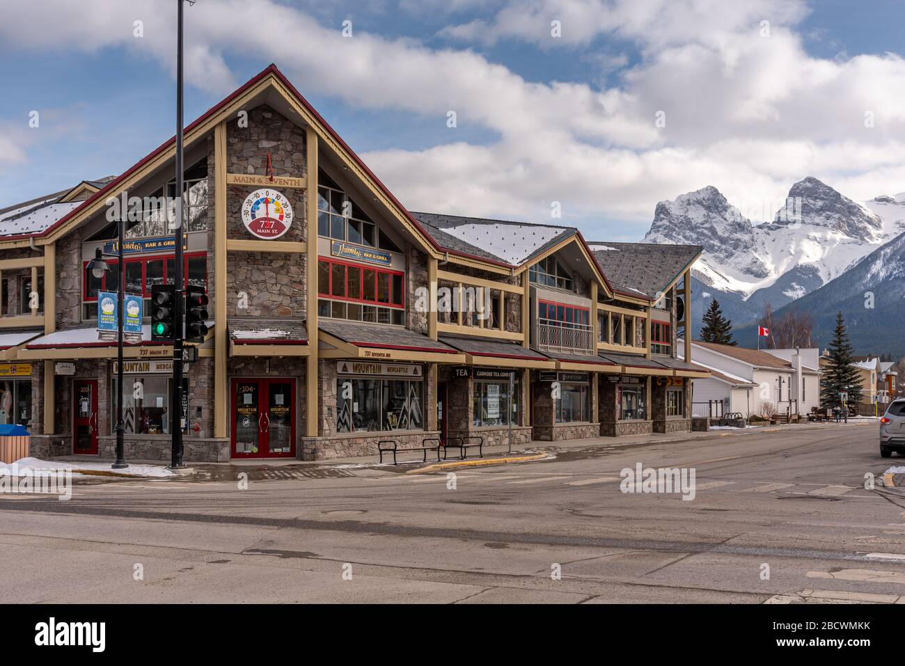 Canmore, Alberta - 4. April 2020: Blick auf Unternehmen in der Bergstadt Canmore Alberta. Canmore ist ein beliebtes Touristenziel in der Nähe von Banff Stockfoto