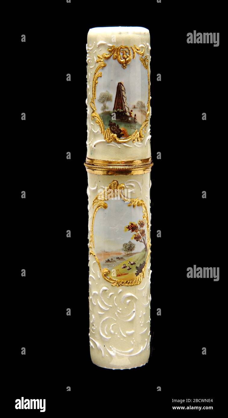 Fall Bodkin. Die Kunst der Malerei auf Emaille florierte in England während der zweiten Hälfte des achtzehnten Jahrhunderts. Ein französischer Juwelier, Jean Toutin, hatte eine neue Technik für das Malen auf Email entwickelt, bei der ein Goldsockel zuerst mit weißem Emaille bedeckt, dann mit einem Design bemalt wurde. Stockfoto